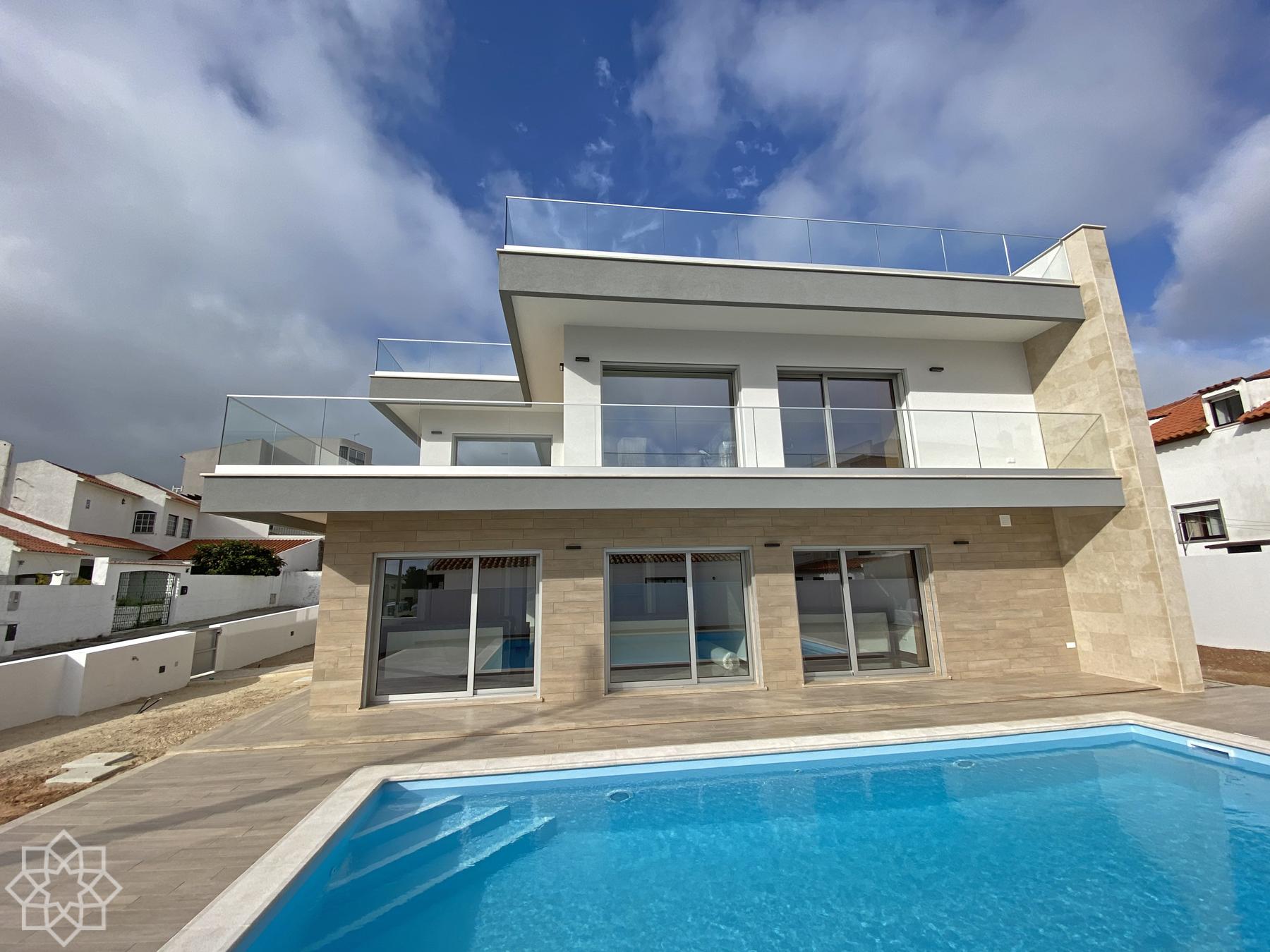 Finally time to move into the new house in Nazaré!