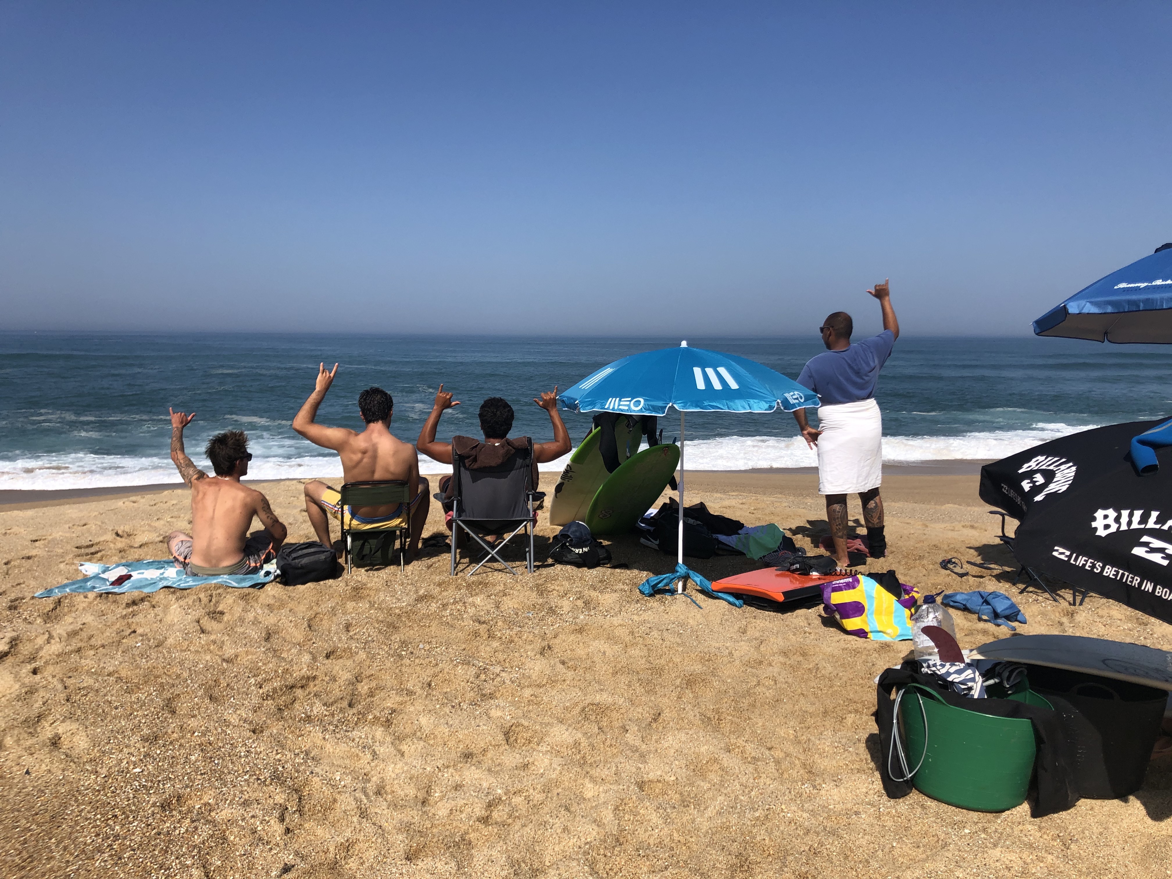 Välkomna tillbaka till Nazaré! Surfare på Praia do Norte 29 maj 2020