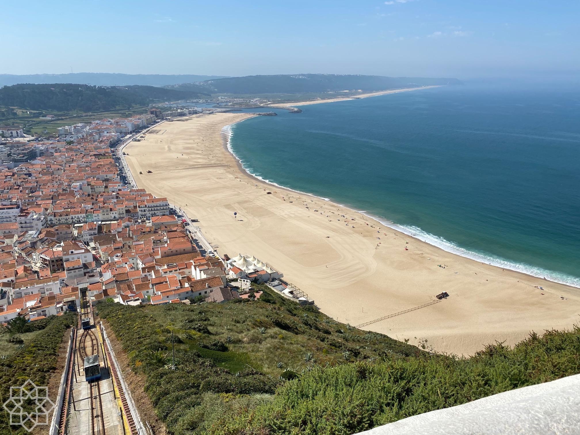 Stranden i Nazaré och bergbanan till Sítio den 29 maj 2020